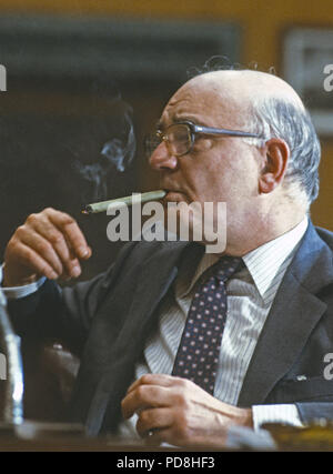 Washington, District de Columbia, Etats-Unis. 7 juillet, 2018. Le président de la Réserve fédérale Paul Volcker témoigne devant un comité du Sénat des États-Unis sur la colline du Capitole à Washington, DC, le 8 février, 1984.Crédit : Arnie Sachs/CNP Crédit : Arnie Sachs/CNP/ZUMA/Alamy Fil Live News Banque D'Images