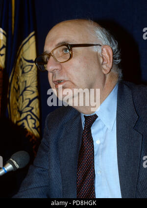 Washington, États-Unis d'Amérique. 05 juillet, 2018. Ancien président de la Réserve fédérale Paul Volcker parle lors d'une conférence de presse à Washington, DC Le 25 avril 1989. Credit : Arnie Sachs/CNP Crédit dans le monde entier | conditions : dpa/Alamy Live News Banque D'Images