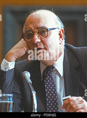 Washington, États-Unis d'Amérique. 07Th Juillet, 2018. Le président de la Réserve fédérale Paul Volcker témoigne devant un comité du Sénat des États-Unis sur la colline du Capitole à Washington, DC, le 8 février 1984. Credit : Arnie Sachs/CNP Crédit dans le monde entier | conditions : dpa/Alamy Live News Banque D'Images