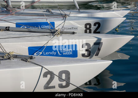 Racing yachts et bateaux pneumatiques à Cowes Yacht Haven sur l'île de Wight au cours de la semaine de Cowes regatta reflète dans l'eau de la marina. Banque D'Images