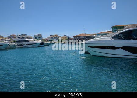 Limassol, Chypre - 29 juin 2018 : Avis de Limassol Marina avec vitesse de croisière amarrés dans les lignes. Banque D'Images