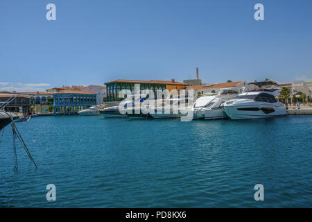 Limassol, Chypre - 29 juin 2018 : Avis de Limassol Marina avec vitesse de croisière amarré dans un sens. Restaurant les bâtiments en arrière-plan. Banque D'Images