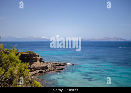 Vues après une petite promenade de la plage de Na Clara, Mallorca. Cristal de l'eau claire sur une zone réservée pour mallorquineans locaux. Banque D'Images