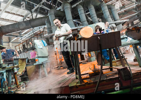 Minsk, Belarus - Février 01, 2018 : les travailleurs de l'usine de verre sur la production d'arrière-plan en verre avec de l'équipement de fabrication Banque D'Images