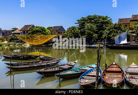 Les bateaux vides alignés sur la rive des villes de la rivière. Hoi An, ville ancienne, VN Banque D'Images