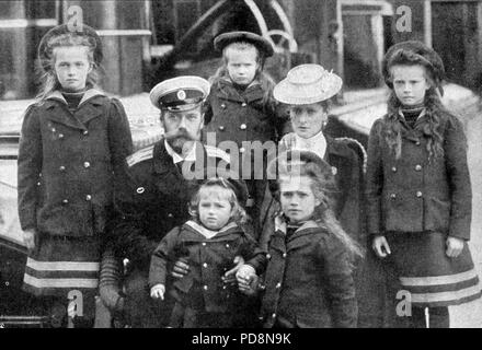 Le Tsar Nicolas II de Russie. 1868-1918. Le dernier empereur de Russie. L'on voit ici avec sa femme Alexandra et ses cinq enfants Tatiana, Anastasia, Alexei, Maria et Olga. Banque D'Images