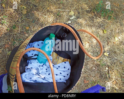 En regardant vers le bas sac de womans thats presque vide Banque D'Images
