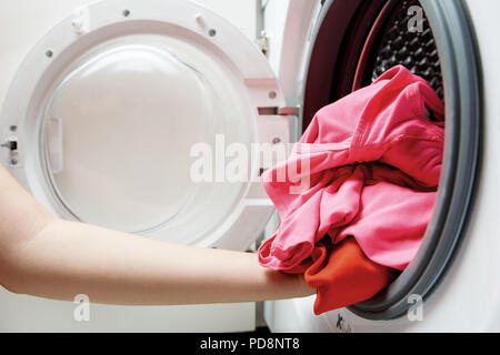 La photo d'une femme dans ce pliage mains lave-linge Banque D'Images