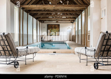 Piscine De luxe dans la région de grange convertie Banque D'Images