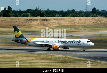 Thomas Cook Airbus A321 à l'atterrissage à l'aéroport de Birmingham, UK (G-TCDG) Banque D'Images