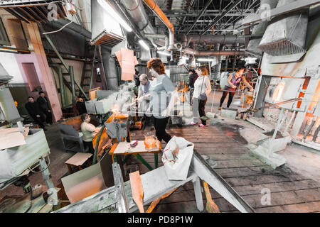 Minsk, Belarus - Février 01, 2018 : les travailleurs de l'usine de verre sur la production d'arrière-plan en verre avec de l'équipement de fabrication Banque D'Images