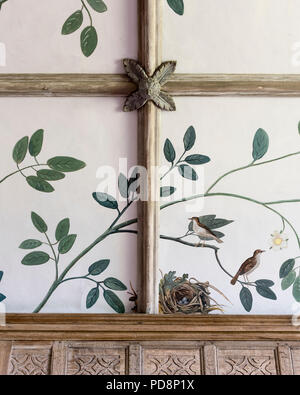 Oliver Messel au 20e siècle, le feuillage des arbres twining anglais dans la long gallery avec des oiseaux ajouté par Gordon Davies à une date ultérieure Banque D'Images