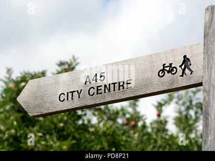 La marche et le vélo Vélo signpost, Sheldon Country Park, Birmingham, UK Banque D'Images