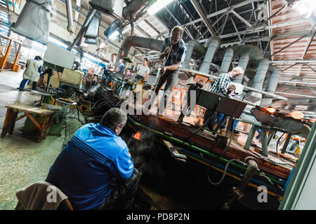 Minsk, Belarus - Février 01, 2018 : les travailleurs de l'usine de verre sur la production d'arrière-plan en verre avec de l'équipement de fabrication Banque D'Images