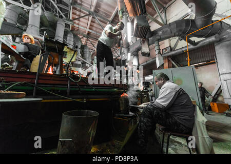 Minsk, Belarus - Février 01, 2018 : les travailleurs de l'usine de verre sur la production d'arrière-plan en verre avec de l'équipement de fabrication Banque D'Images