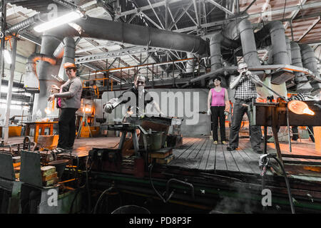 Minsk, Belarus - Février 01, 2018 : les travailleurs de l'usine de verre sur la production d'arrière-plan en verre avec de l'équipement de fabrication Banque D'Images