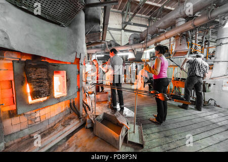 Minsk, Belarus - Février 01, 2018 : les travailleurs de l'usine de verre sur la production d'arrière-plan en verre avec de l'équipement de fabrication Banque D'Images