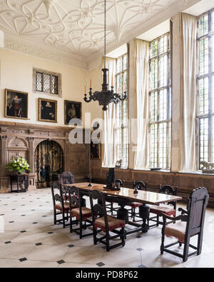 Une salle de réception spacieuse avec table, chaises et d'art encadrées Banque D'Images