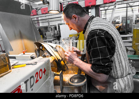 Minsk, Belarus - Février 01, 2018 des travailleurs de la production de verre : travailler avec l'industrie sur l'équipement de base d'usine de production de verre, de concert avec l'industrie, des travailleurs sur l'équipement de base d'usine Banque D'Images