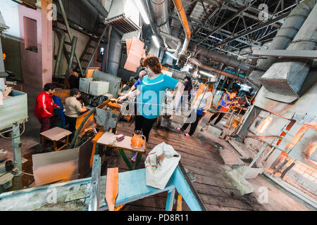 Minsk, Belarus - Février 01, 2018 : les travailleurs de l'usine de verre sur la production d'arrière-plan en verre avec de l'équipement de fabrication Banque D'Images