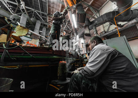 Minsk, Belarus - Février 01, 2018 : les travailleurs de l'usine de verre sur la production d'arrière-plan en verre avec de l'équipement de fabrication Banque D'Images