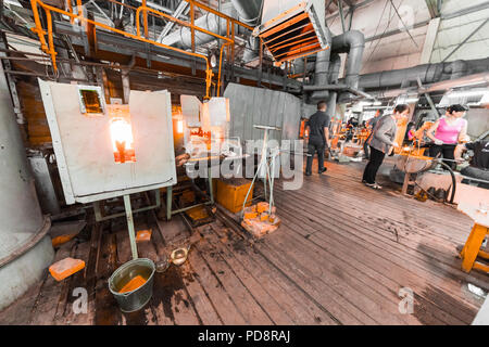 Minsk, Belarus - Février 01, 2018 : les travailleurs de l'usine de verre sur la production d'arrière-plan en verre avec de l'équipement de fabrication Banque D'Images