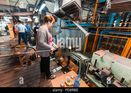 Minsk, Belarus - Février 01, 2018 : les travailleurs de l'usine de verre sur la production d'arrière-plan en verre avec de l'équipement de fabrication Banque D'Images