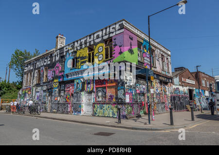 Graffiti on the Lord Napier pub, un bâtiment abandonné à Hackney Wick dans l'est de Londres, Angleterre, Royaume-Uni, Europe, 2018 Banque D'Images