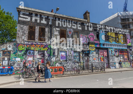 Graffiti on the Lord Napier pub, un bâtiment abandonné à Hackney Wick dans l'est de Londres, Angleterre, Royaume-Uni, Europe, 2018 Banque D'Images