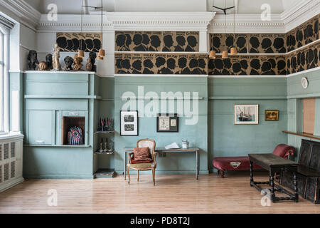 Les silhouettes des anciens membres du Club Sketch ornent le mur de la salle avec une chaise longue et d''une Tudorial banc hall Banque D'Images