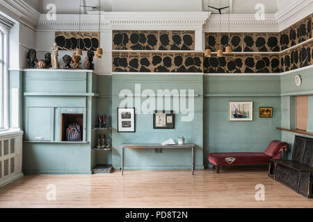 Les silhouettes des anciens membres du Club Sketch ornent le mur de la salle avec une chaise longue et d''une Tudorial banc hall Banque D'Images