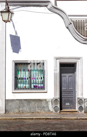 Mur Blanc brillant d'un bâtiment construit dans un style traditionnel portugais. Boutique avec une fenêtre avec des verres colorés. Vieille lanterne. Rue de l'ancien portugais Banque D'Images
