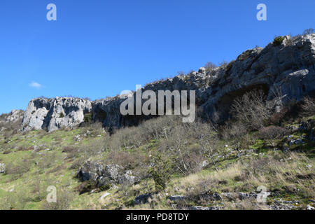 Abri sous roche (abri) de Veli Badin est une grotte peu profonde-comme l'ouverture à la base d'un bluff tout Sočerga, Istrie, Slovénie. Banque D'Images