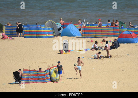 Les gens apprécient le temps chaud sur la plage de Gorleston près de Great Yarmouth. Banque D'Images