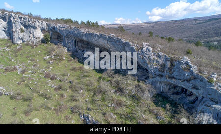 Abri sous roche (abri) de Veli Badin est une grotte peu profonde-comme l'ouverture à la base d'un bluff tout Sočerga, Istrie, Slovénie. Banque D'Images