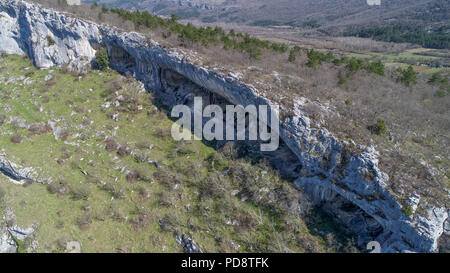 Abri sous roche (abri) de Veli Badin est une grotte peu profonde-comme l'ouverture à la base d'un bluff tout Sočerga, Istrie, Slovénie. Banque D'Images