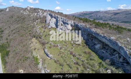 Abri sous roche (abri) de Veli Badin est une grotte peu profonde-comme l'ouverture à la base d'un bluff tout Sočerga, Istrie, Slovénie. Banque D'Images