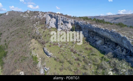 Abri sous roche (abri) de Veli Badin est une grotte peu profonde-comme l'ouverture à la base d'un bluff tout Sočerga, Istrie, Slovénie. Banque D'Images