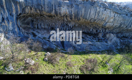 Abri sous roche (abri) de Veli Badin est une grotte peu profonde-comme l'ouverture à la base d'un bluff tout Sočerga, Istrie, Slovénie. Banque D'Images