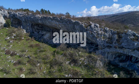 Abri sous roche (abri) de Veli Badin est une grotte peu profonde-comme l'ouverture à la base d'un bluff tout Sočerga, Istrie, Slovénie. Banque D'Images