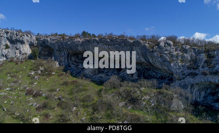 Abri sous roche (abri) de Veli Badin est une grotte peu profonde-comme l'ouverture à la base d'un bluff tout Sočerga, Istrie, Slovénie. Banque D'Images