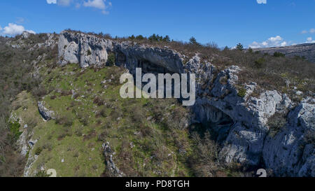 Abri sous roche (abri) de Veli Badin est une grotte peu profonde-comme l'ouverture à la base d'un bluff tout Sočerga, Istrie, Slovénie. Banque D'Images