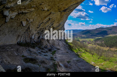 Abri sous roche (abri) de Veli Badin est une grotte peu profonde-comme l'ouverture à la base d'un bluff tout Sočerga, Istrie, Slovénie. Banque D'Images