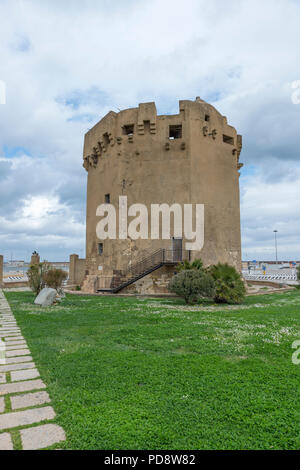 Zone piétonne sur les remparts près de la tour Sulis à Alghero - Sardaigne dans une journée ensoleillée de printemps Banque D'Images