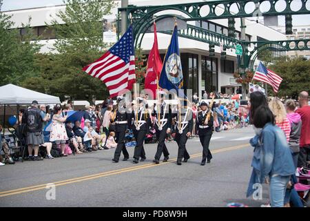 180704-N-DA737-0123 Everett, Washington (4 juillet 2018) Cadets de l'école publique d'Everett Junior Marine Corps de formation des officiers de réserve en mars les couleurs de la liberté, de la Parade de Everett, Washington fait partie de la parade annuelle de l'Everett Quatrième de juillet célébrations, le 4 juillet 2018. (U.S. Photo par marine Spécialiste de la communication de masse 2e classe Jonathan Jiang/relâché). () Banque D'Images