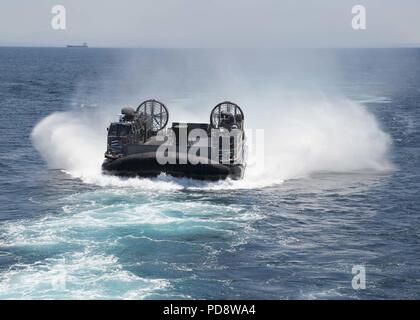 180703-N-XK809-118 OCÉAN PACIFIQUE, (3 juillet 2018) Landing Craft air cushion (LCAC) 58, affecté à l'unité d'Assaut (ACU) 5 approches, le pont du coffre du navire d'assaut amphibie USS Bonhomme Richard (DG 6), 3 juillet 2018. Bonhomme Richard est actuellement en cours aux États-Unis de la flotte de 3ème zone d'opérations. (U.S. Photo par marine Spécialiste de la communication de masse de 3e classe William Sykes). () Banque D'Images