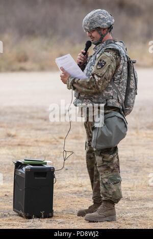 La Garde nationale de l'Arizona Le Major Daniel E. Davis, l'agent des ressources humaines pour le groupe de soutien régional 198th et siège de l'entreprise de l'Administration centrale basée à Phoenix, parle pendant une cérémonie de lever du drapeau pour fêter le Jour de l'indépendance, le 4 juillet 2018, à Fort Hunter Liggett, Californie Le 198th RSG HHC est à Fort Hunter Liggett pour une mission de formation de 21 jours à l'appui de l'exercice d'entraînement de soutien au combat (CSTX) 91-18-01, le 4 juillet 2018. La Garde nationale de l'Arizona (photo prise par le s.. Brian A. Barbour). () Banque D'Images