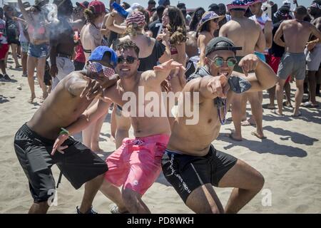 Les participants de la quatrième de juillet Beach Bash posent pour une photo au Del Mar Beach Resort le Marine Corps Base Camp Pendleton, en Californie, le 4 juillet 2018, 4 juillet 2018. Marine Corps Community Services (CCM) a accueilli l'événement pour assurer l'indépendance des activités de loisirs et de divertissement de jour pour servir ses membres et leurs familles. (U.S. Marine Corps photo par le Cpl. Dylan Chagnon). () Banque D'Images