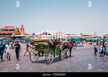 Marrakech, Maroc - 25 juillet 2018 : avis de calèche à la visite de la place Jemaa el Fna Banque D'Images