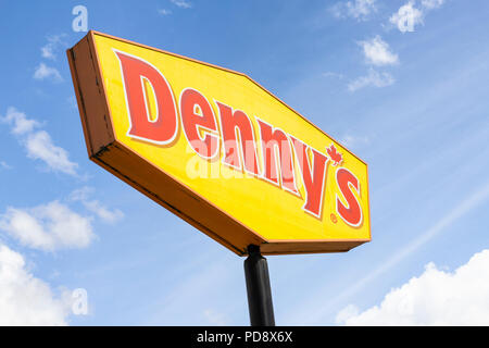 Signe pour Denny's Diner à Revelstoke, British Columbia, Canada Banque D'Images